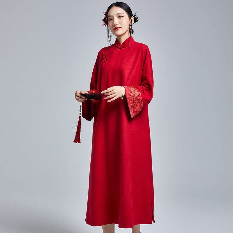 陌遇2026冬季新款中国风复古刺绣茶服女宽松改良旗袍羊毛呢连衣裙
