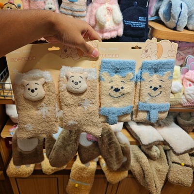 名创优品迪士尼雪国系列小熊维尼立体公仔配饰居家袜MINISO