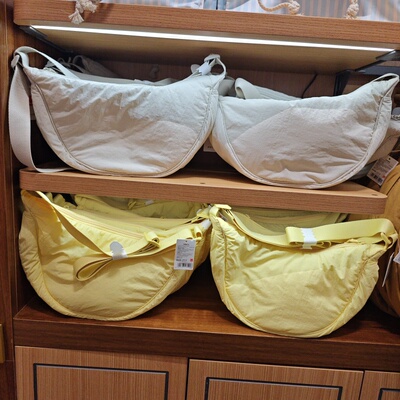 MINISO氧气西瓜包月牙包饺子包斜挎包大小号尼龙包包包名创优品