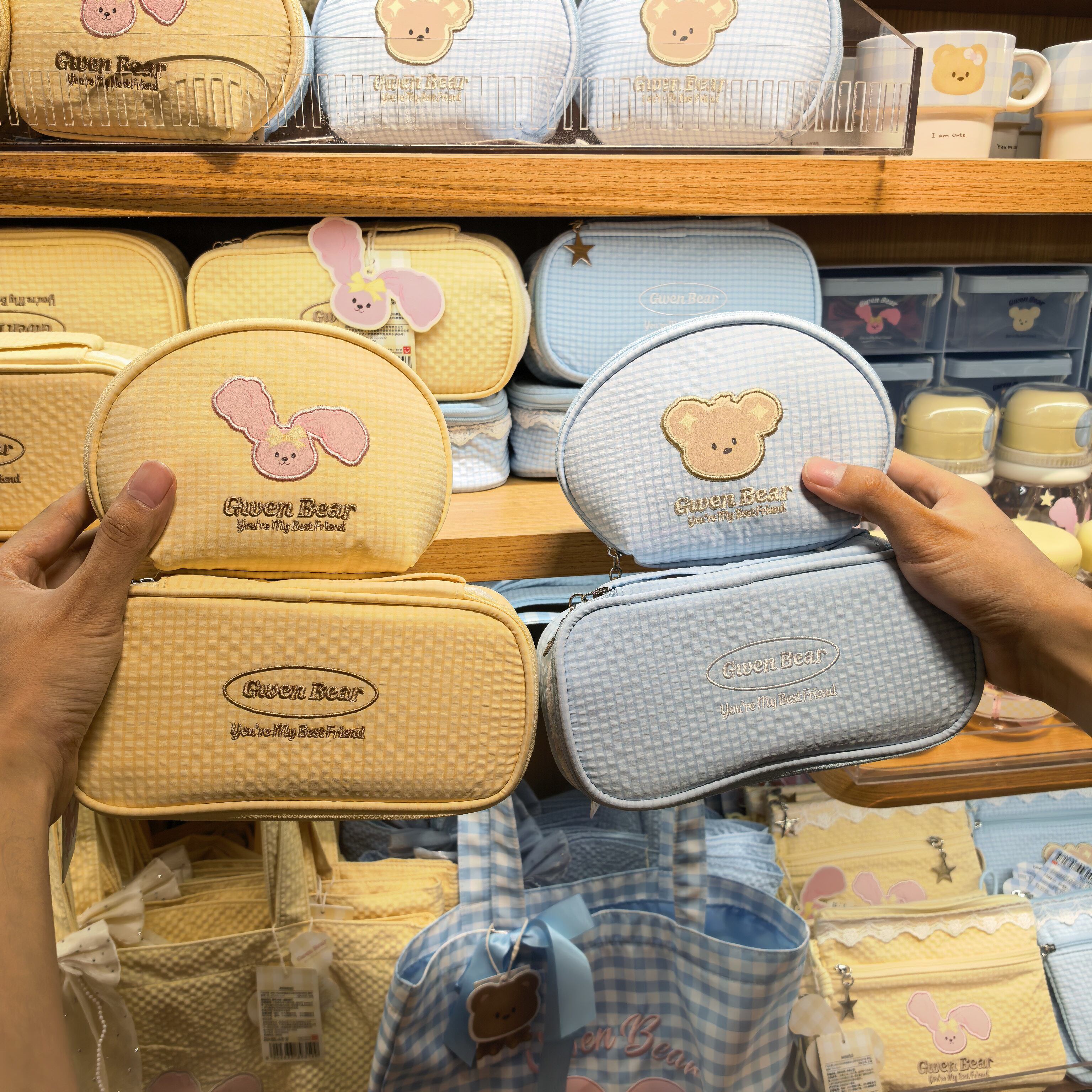 名创优品GWEN BEAR奶酪星友记贝壳方形化妆包MINISO