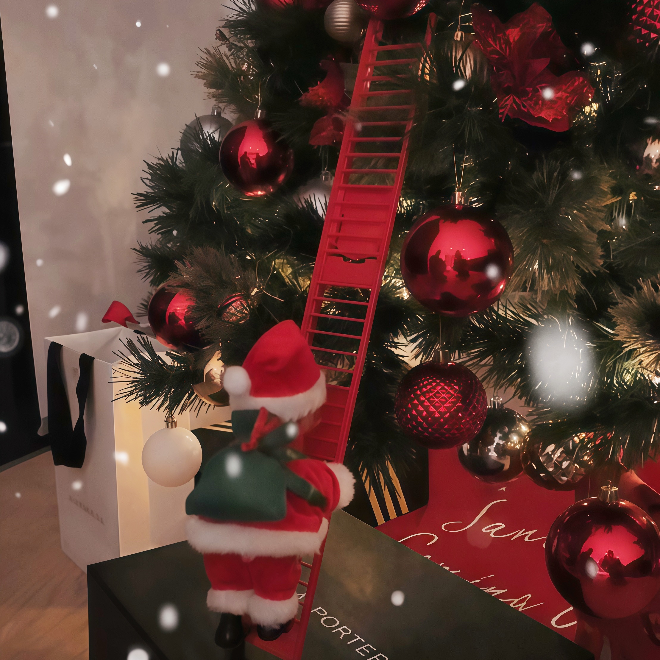 快来看爬梯子的圣诞老人！