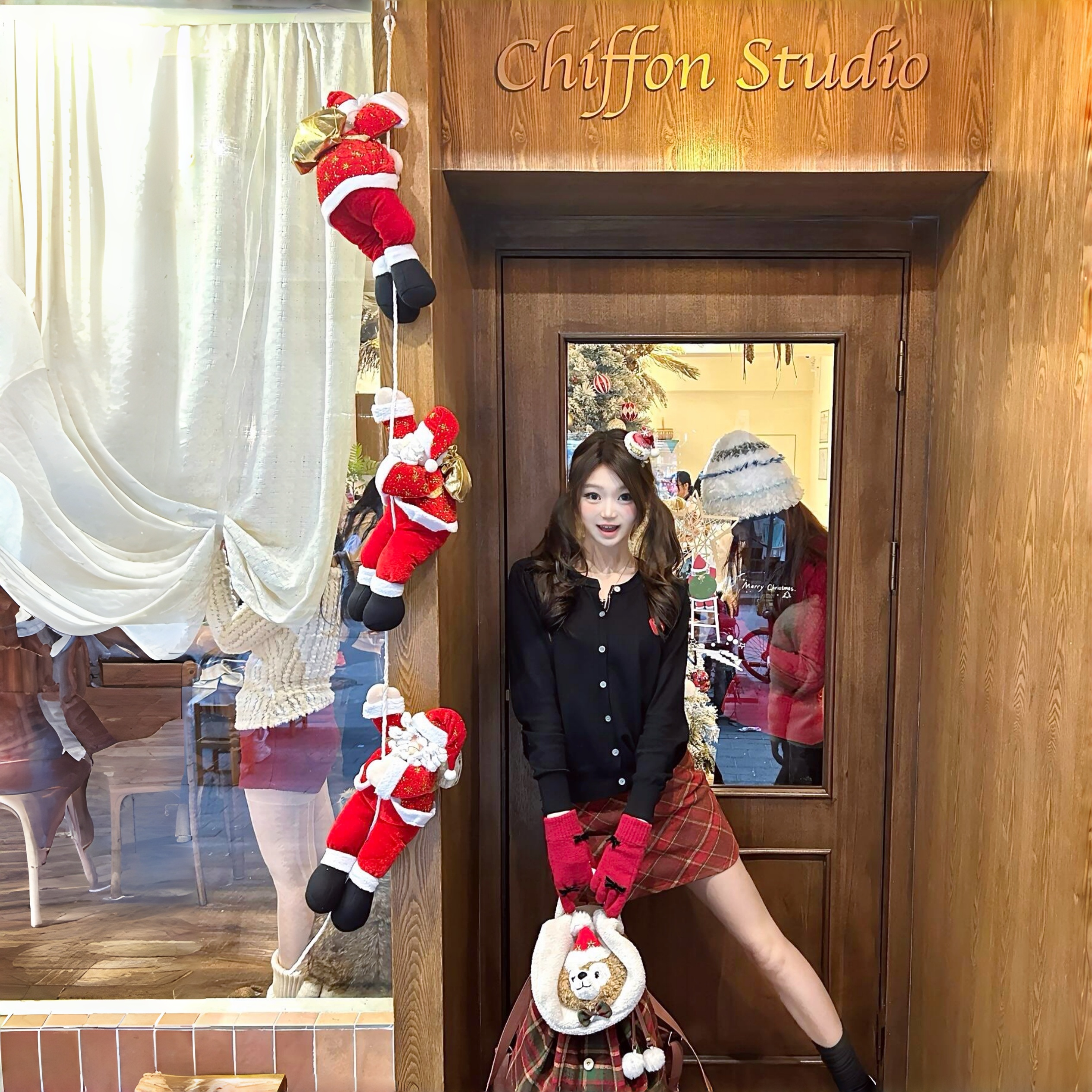 圣诞老人爬绳店铺秒变网红打卡点