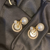 韩国气质珍珠耳环高级感大气网红CD贝母耳钉字母耳饰2020年新款 潮