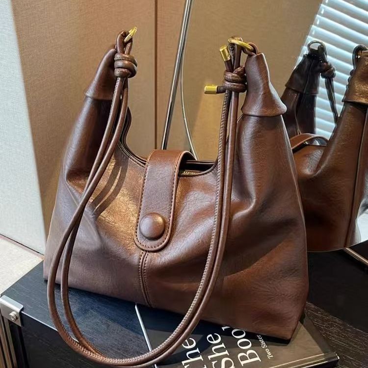 2026拉德复古大容量包包斜挎包2025新款休闲简约高级单肩百搭斜托