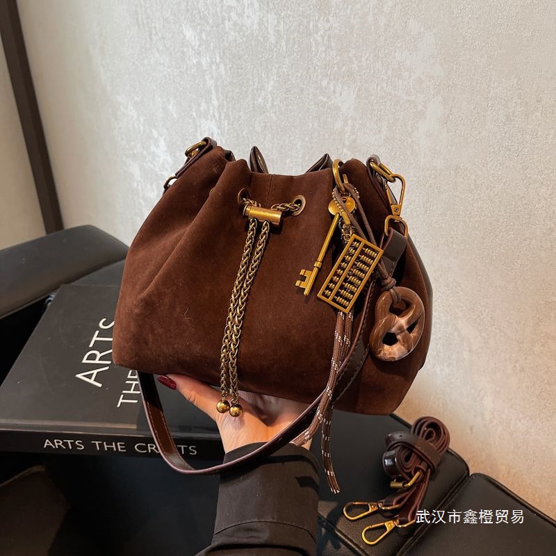 2026质感小包包女2024新款秋冬布包抽带水桶包百搭链条斜挎包