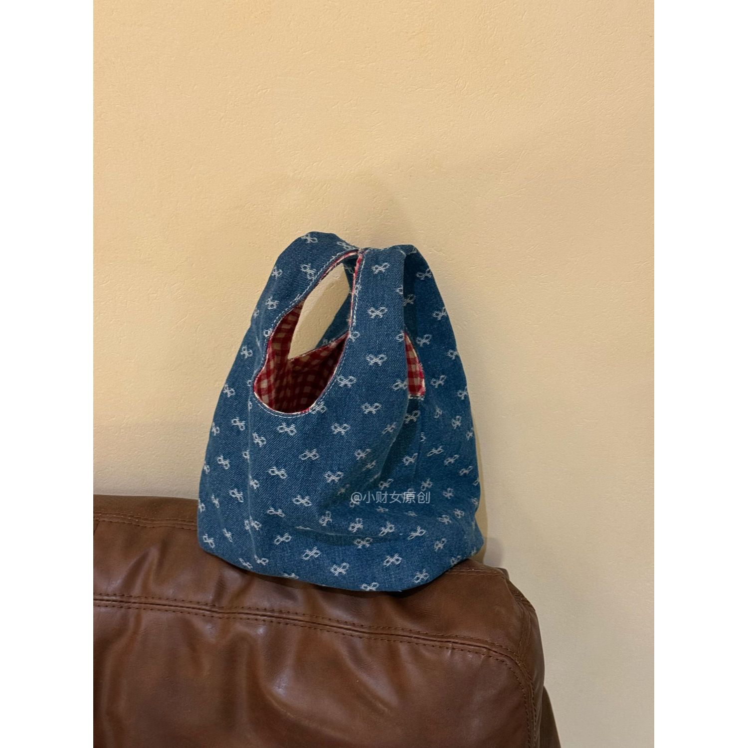 2026可爱新款牛仔通勤刺绣拎包便携收纳外出撞色手提小包包