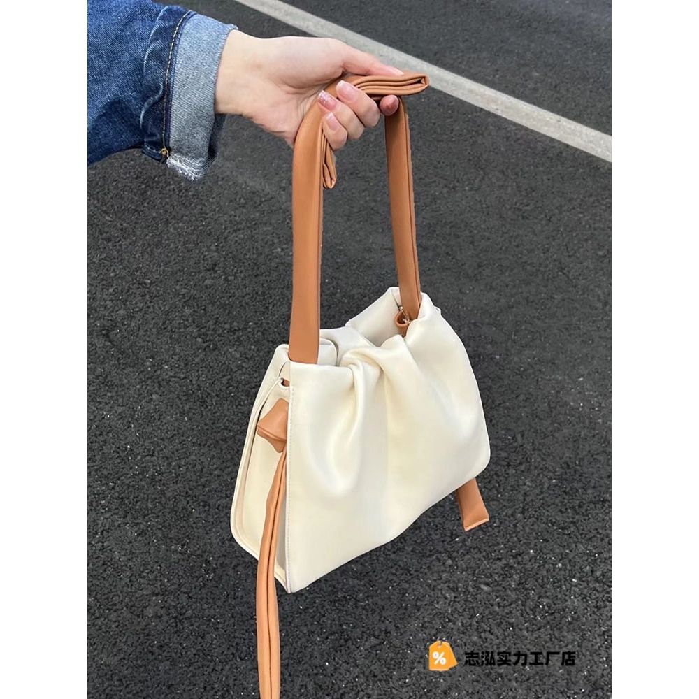 2026简约风新款早春可爱小众白色包包撞色单肩手提斜挎云朵水桶包