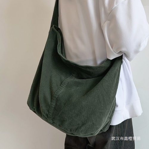 20262024新款百搭灯芯绒单肩斜挎包包女大容量帆布学院风男条绒上