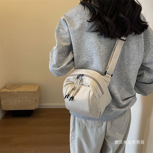 20262024休闲斜挎包女新款尼龙布包包小众贝壳包轻便百搭大容量单