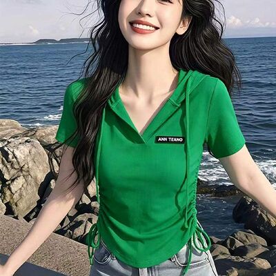 草绿色连帽V领抽绳短袖女夏季修身短款辣妹显瘦氛围感休闲百搭T恤