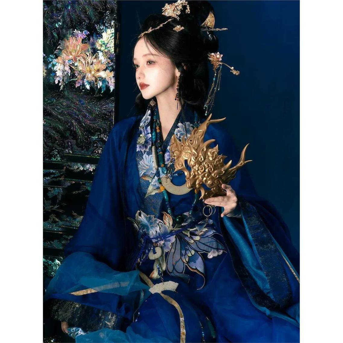 南北朝重工刺绣汉服女蓝