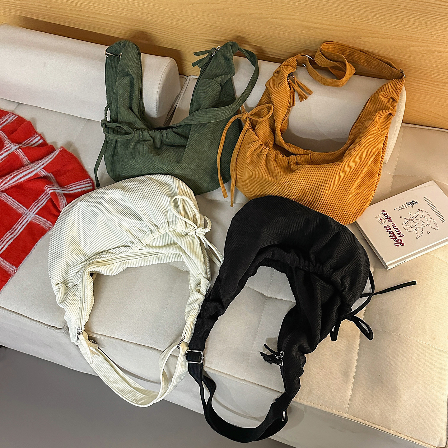 日系潮流小众条绒斜挎饺子包女式大容量包包女洋气简约休闲单肩包