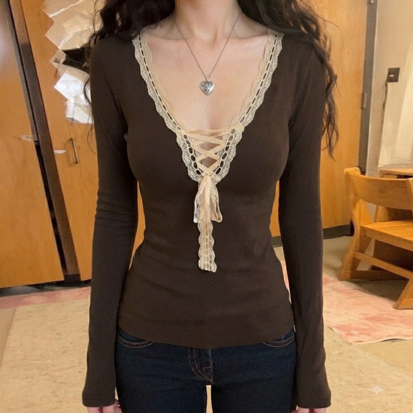 Sexy women's outf 欧美风复古棕色拼接蕾丝绑带镂空V领长袖上衣