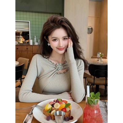 复古不规则立体花朵针织打底衫女内搭设计感秋冬镂空修身长袖上衣