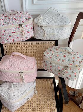 311103可爱卡通小熊化妆包女便携大容量化妆品收纳旅行手提洗漱包