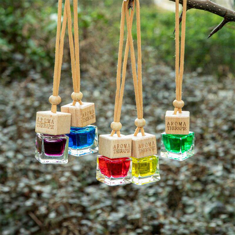 小方瓶车载 香薰挂件吊坠车用汽车香水装饰摆件空气清新直销礼物