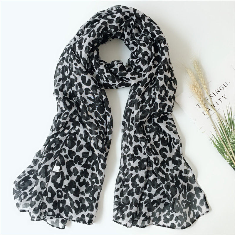 2026新款欧美黑白豹纹丝巾巴厘纱印花围巾女防晒沙滩巾供货