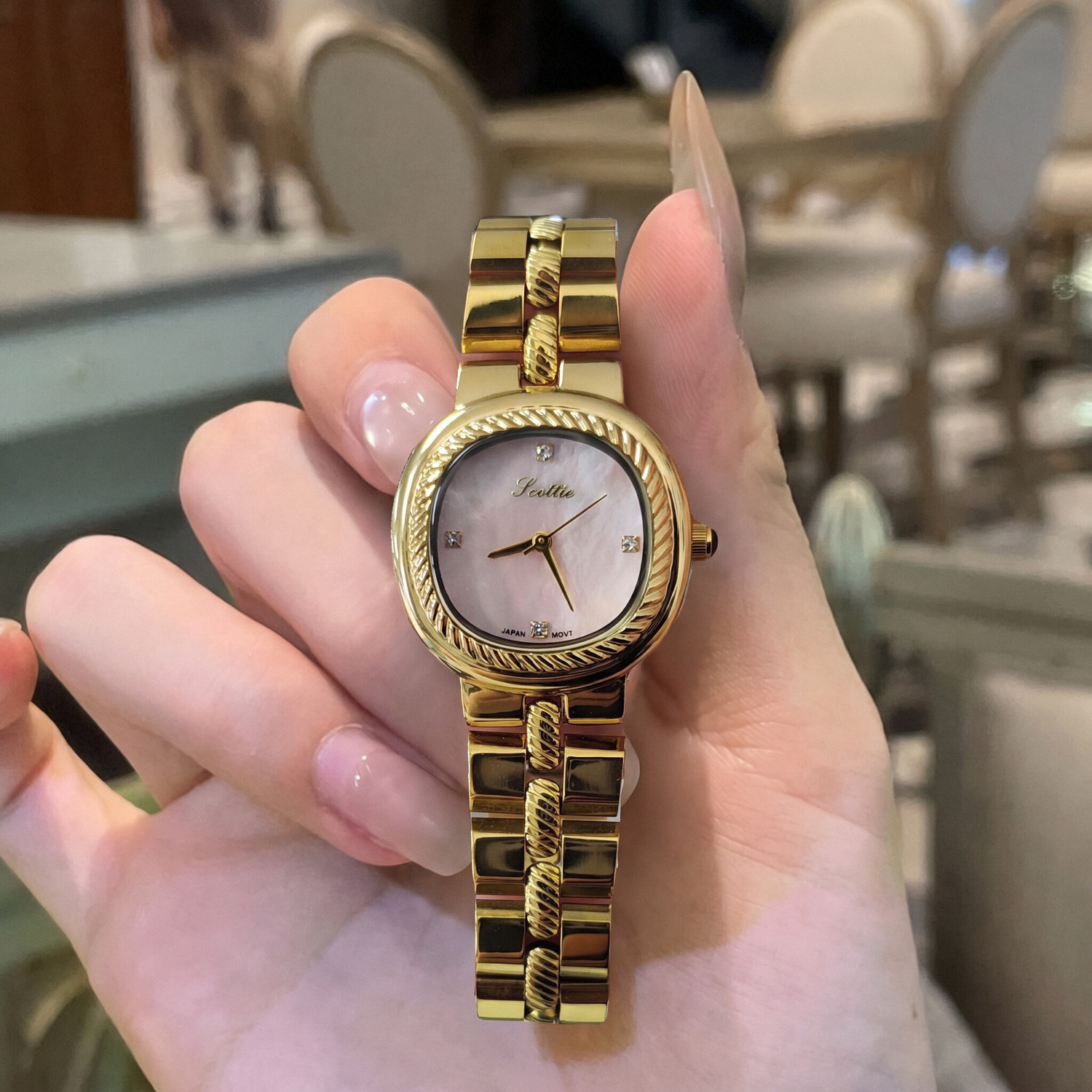 小众精致复古金色手表女气质女士女款腕表轻奢高级感设计百搭新款