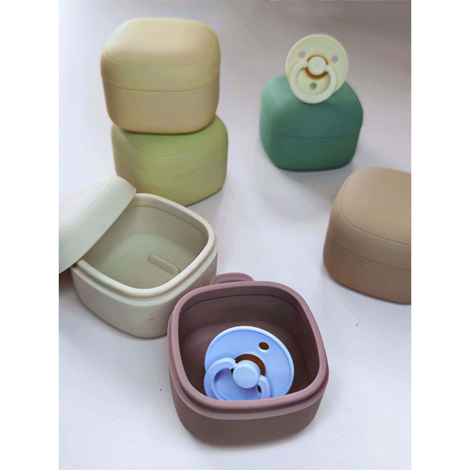 日本安抚奶嘴收纳盒婴儿可消毒硅胶bibs盒宝宝牙胶防掉链防尘盒子