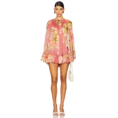 NANDITA HEMANT AND 桃红色REVOLVE