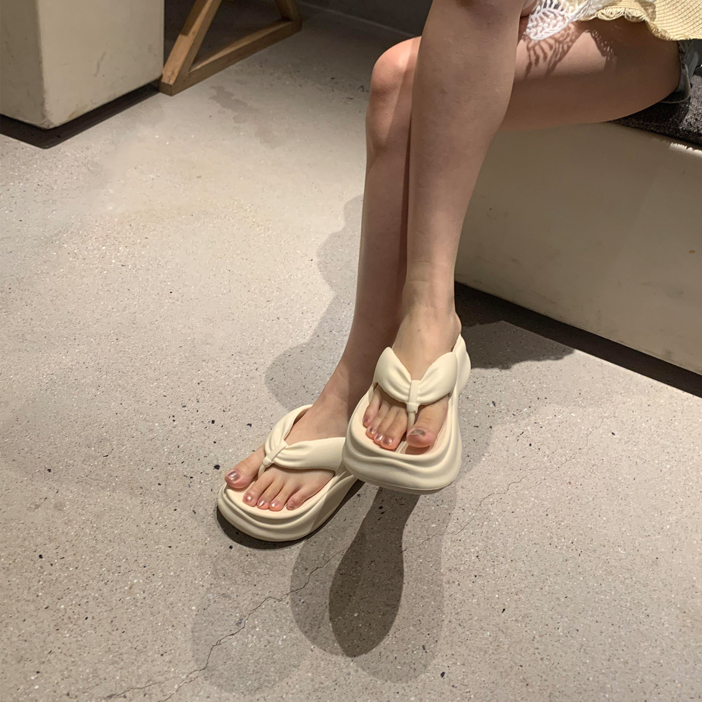 巨好看的人字拖女宿舍外