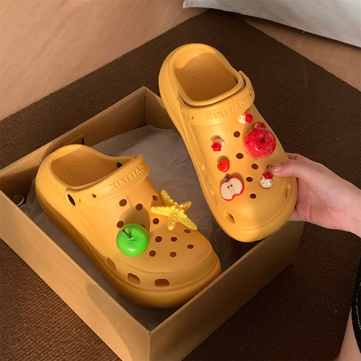 海边网红防滑女士学生百搭凉拖鞋增高可爱苹果沙滩厚底夏季洞洞鞋