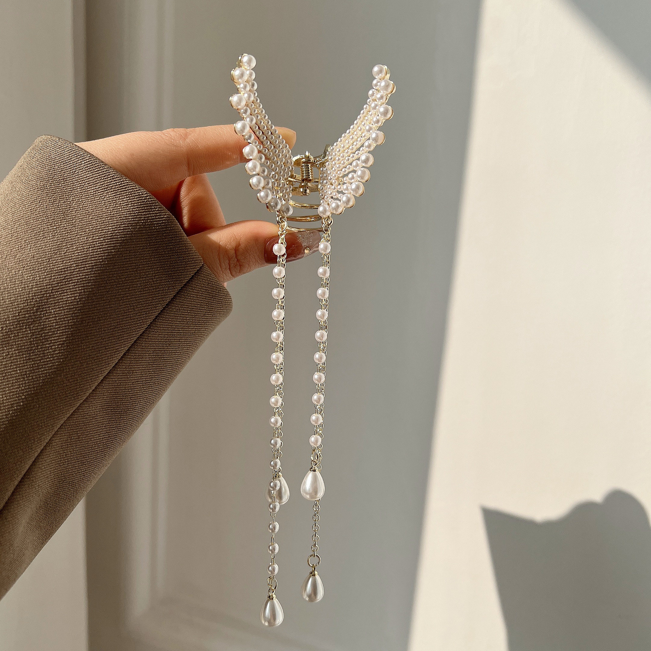 铁合金珍珠流苏的蝴蝶飘逸发夹女后脑勺仙气吊坠抓夹2022年新款夏