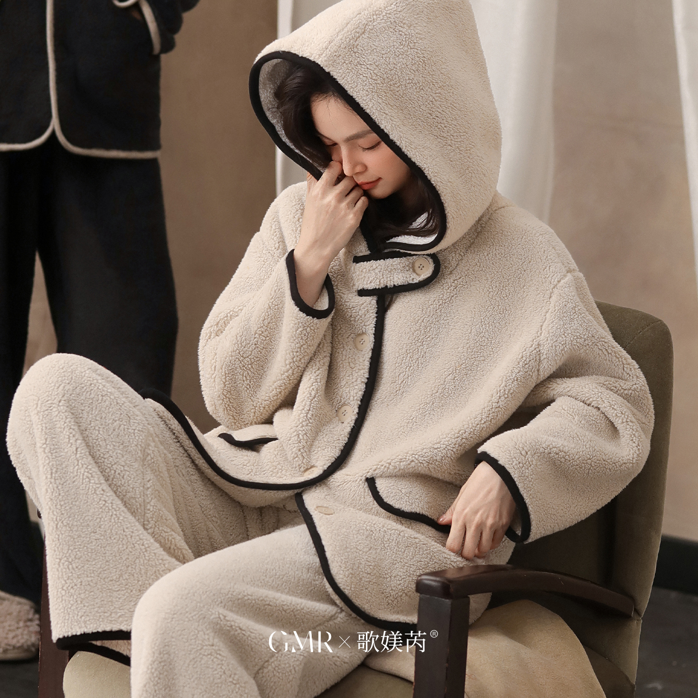 睡衣女冬季加厚保暖珊瑚绒连帽可单穿外套秋冬时尚家居服毛绒套装