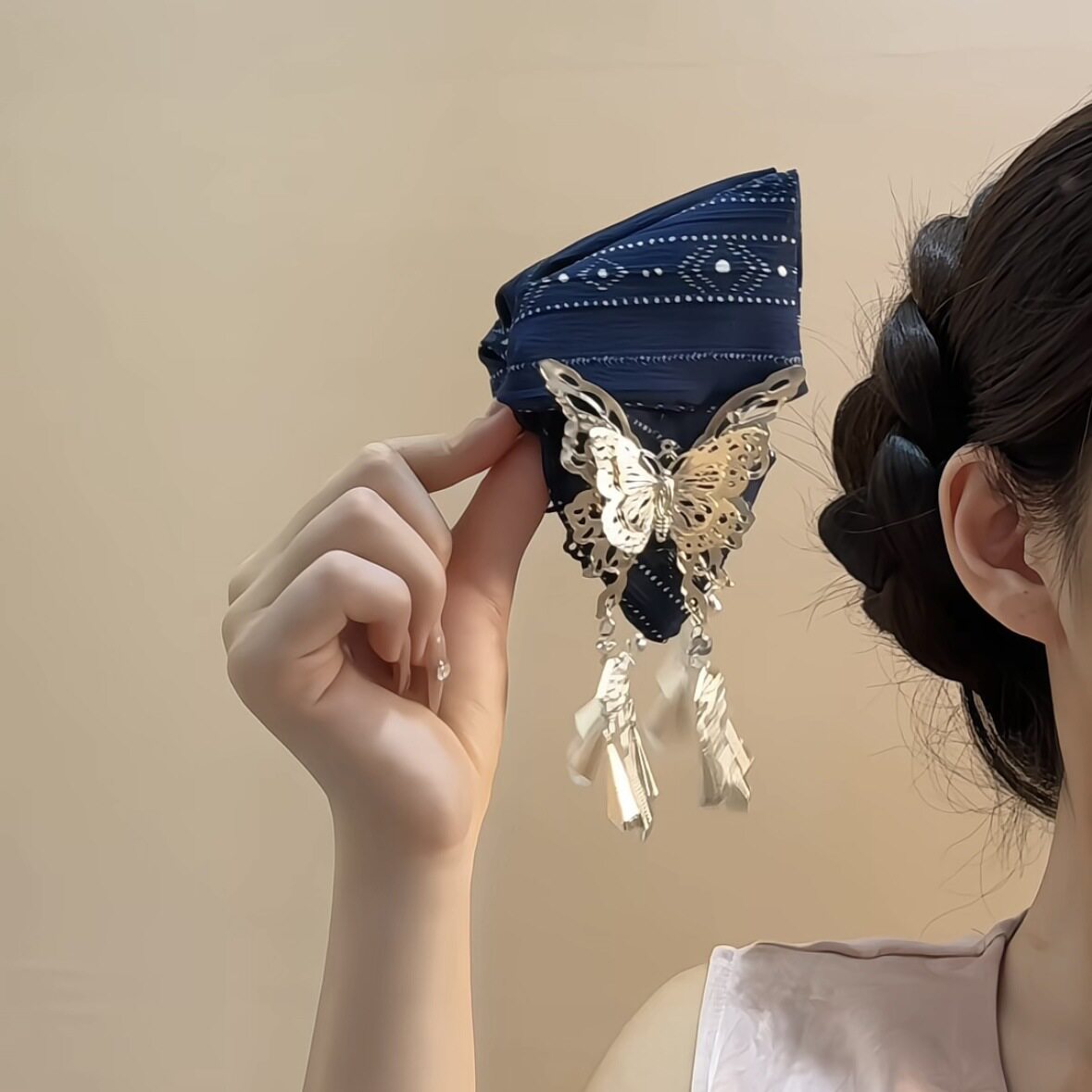 藏青苗银蝴蝶流苏布艺三角抓夹女