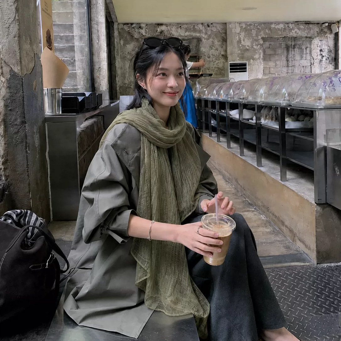 复古森系绿色褶皱长条丝巾披肩女