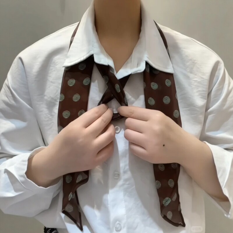 丝巾穿搭复古秋冬棕色波点丝巾女