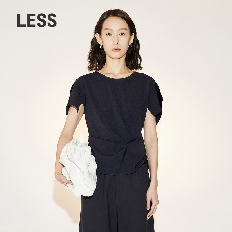 前片腰部不同角度打褶结构做出收腰效果