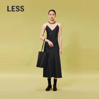 LESS春6A桑蚕真丝V字剪裁显瘦后背设计感吊带长款连衣裙2O2G10750