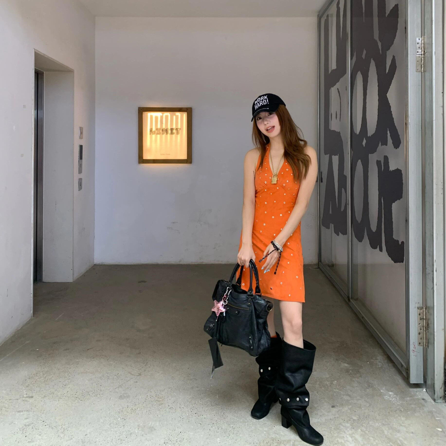美式复古铆钉波点露背V领系带麂皮橘色连衣裙辣妹度假裙子