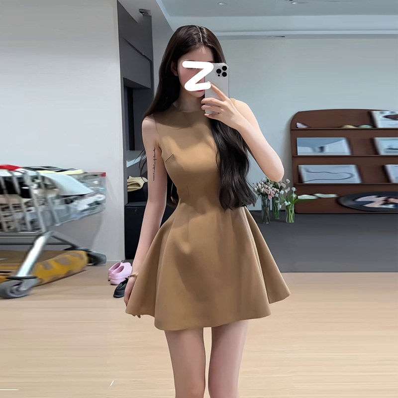 咖色连衣裙子女夏季法式小个子高级感礼服裙无袖背心收腰显瘦短裙
