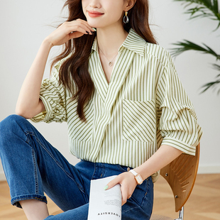 港风复古设计感V领绿色条纹衬衫 通勤 女2025春夏新文艺简约七分袖