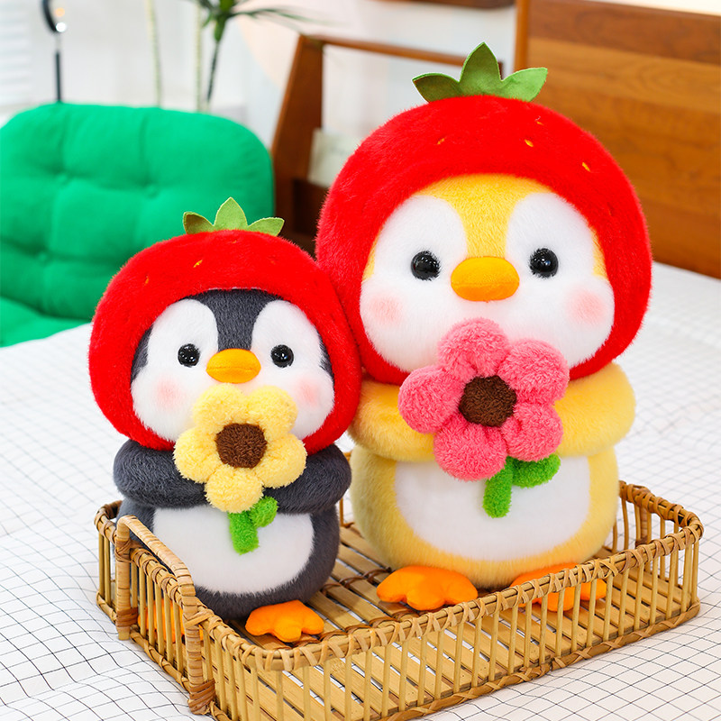 可爱草莓抱花小企鹅毛绒抱枕