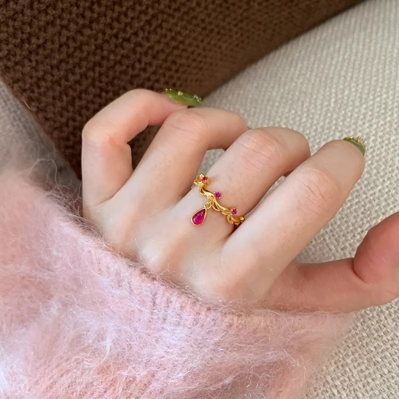 黄金色蕾丝皇冠红宝水滴流苏戒指女复古轻奢高级感仿石榴石指环图片