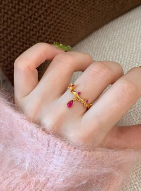 黄金色蕾丝皇冠红宝水滴流苏戒指女复古轻奢高级感仿石榴石指环