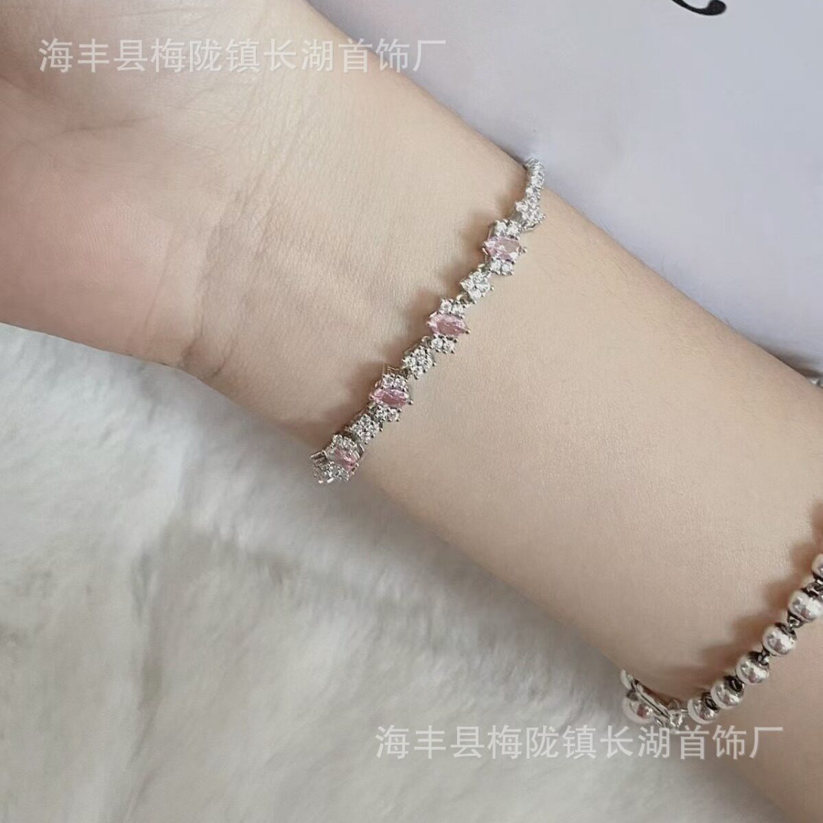 在逃公主粉色方形锆石手链女生手串闺蜜手链轻奢小众精致手绳饰品