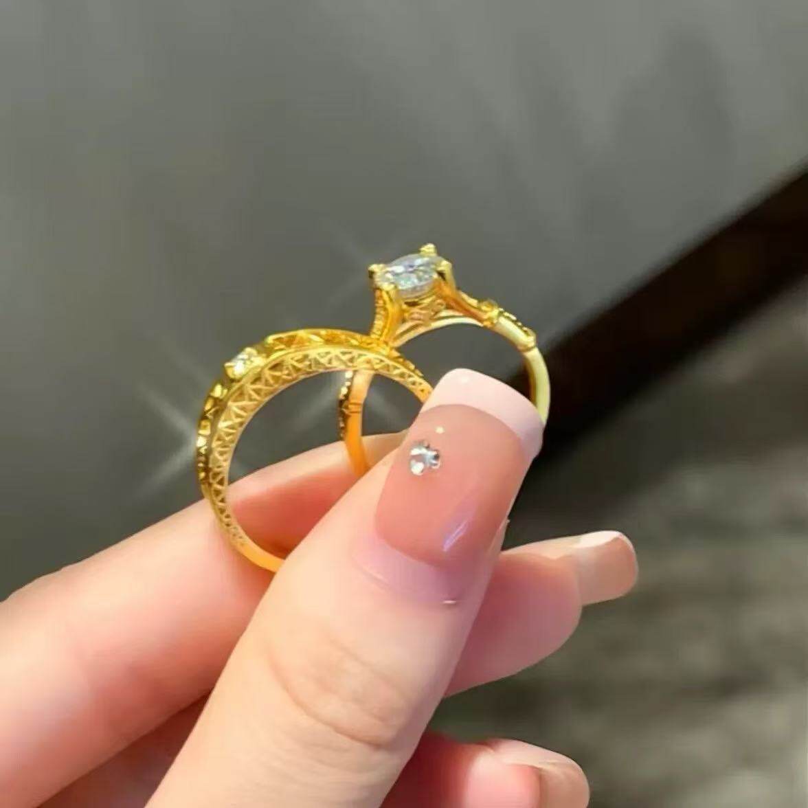 越南沙金埃菲尔铁塔对戒情侣款戒指蛇年黄金色求婚指环情人节礼物