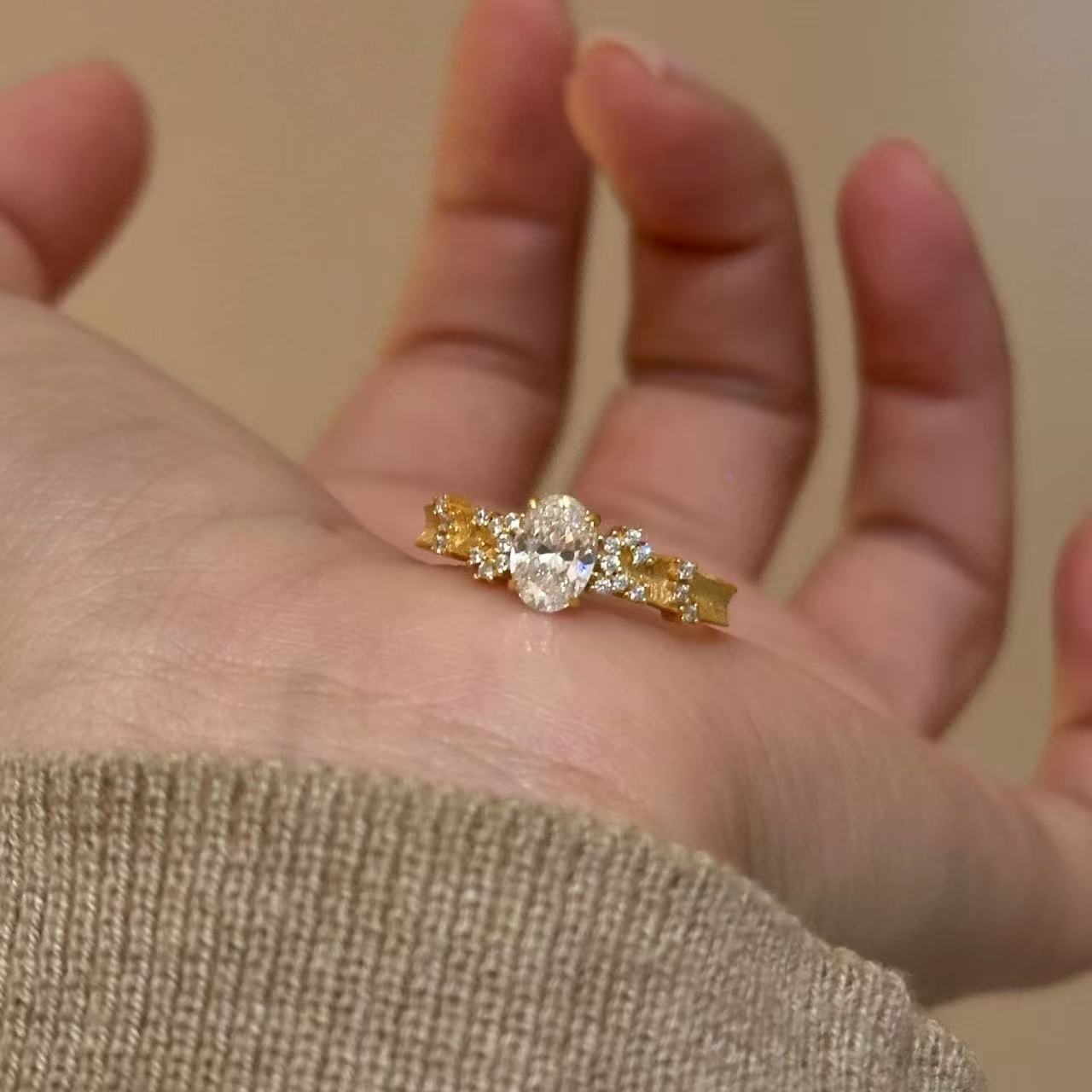 满天星辰金色拉丝鸽子闪钻戒指女款轻奢小众高级感食指戒独特指环