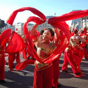 秧歌红绸带 舞蹈绸子大红绸布长彩带 年会红绸腰鼓腰带道具