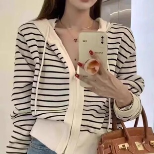 连帽针织开衫女2025年秋季条纹短款黑白撞色卫衣内搭上衣外套