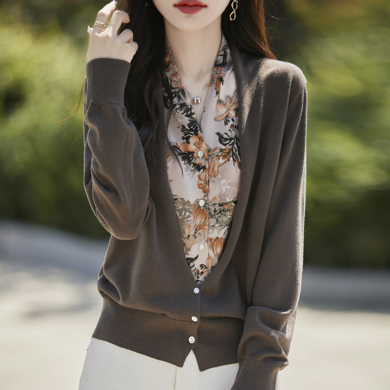 V领外套女春秋款2024新款假两件碎花加大码女装秋冬针织开衫毛衣