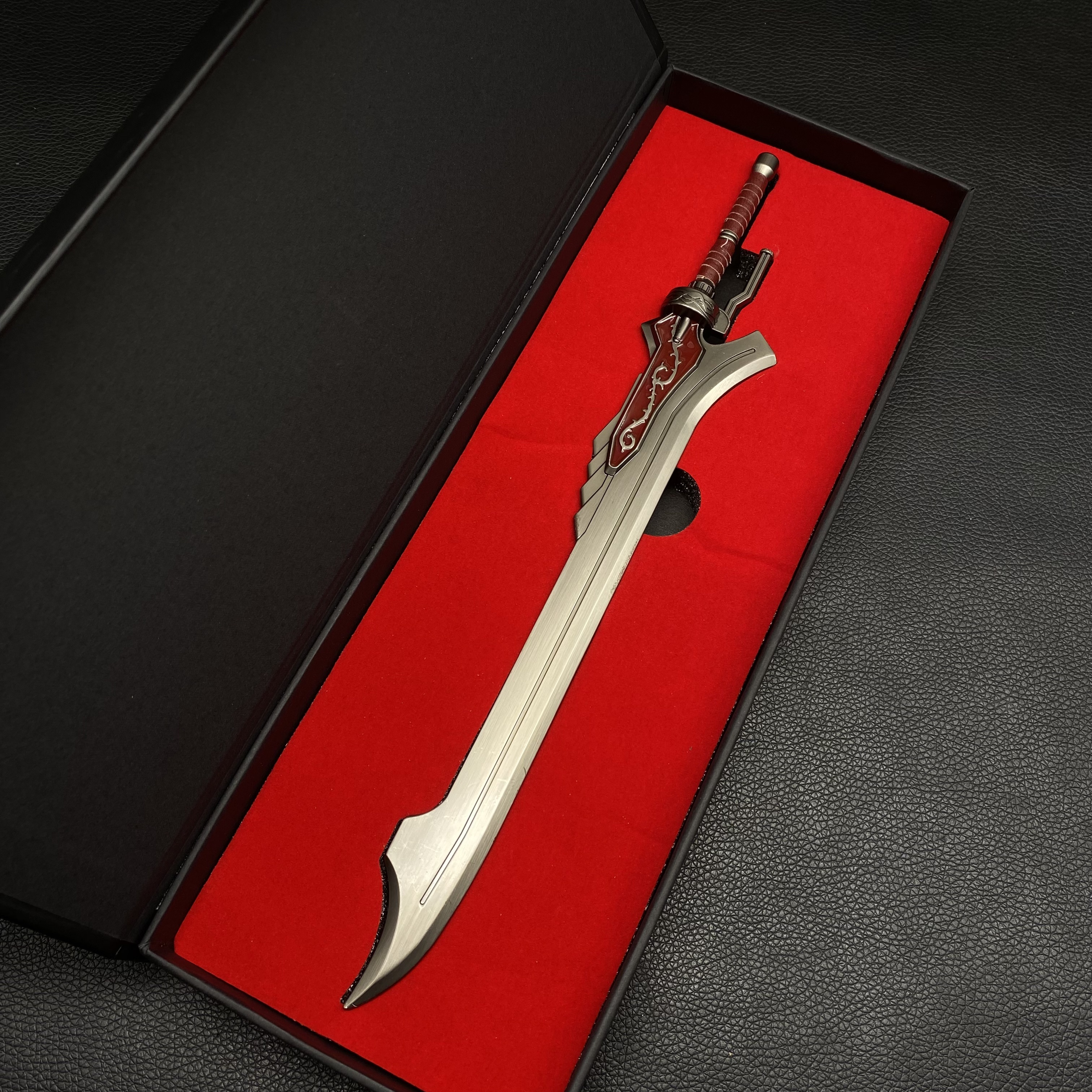 鬼泣系列绯红女皇剑实物摆件