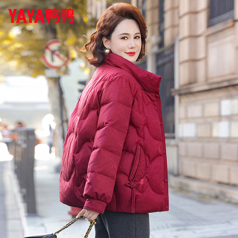 鸭鸭中老年羽绒服女短款25冬季新款时尚高端百搭妈妈装保暖厚外套