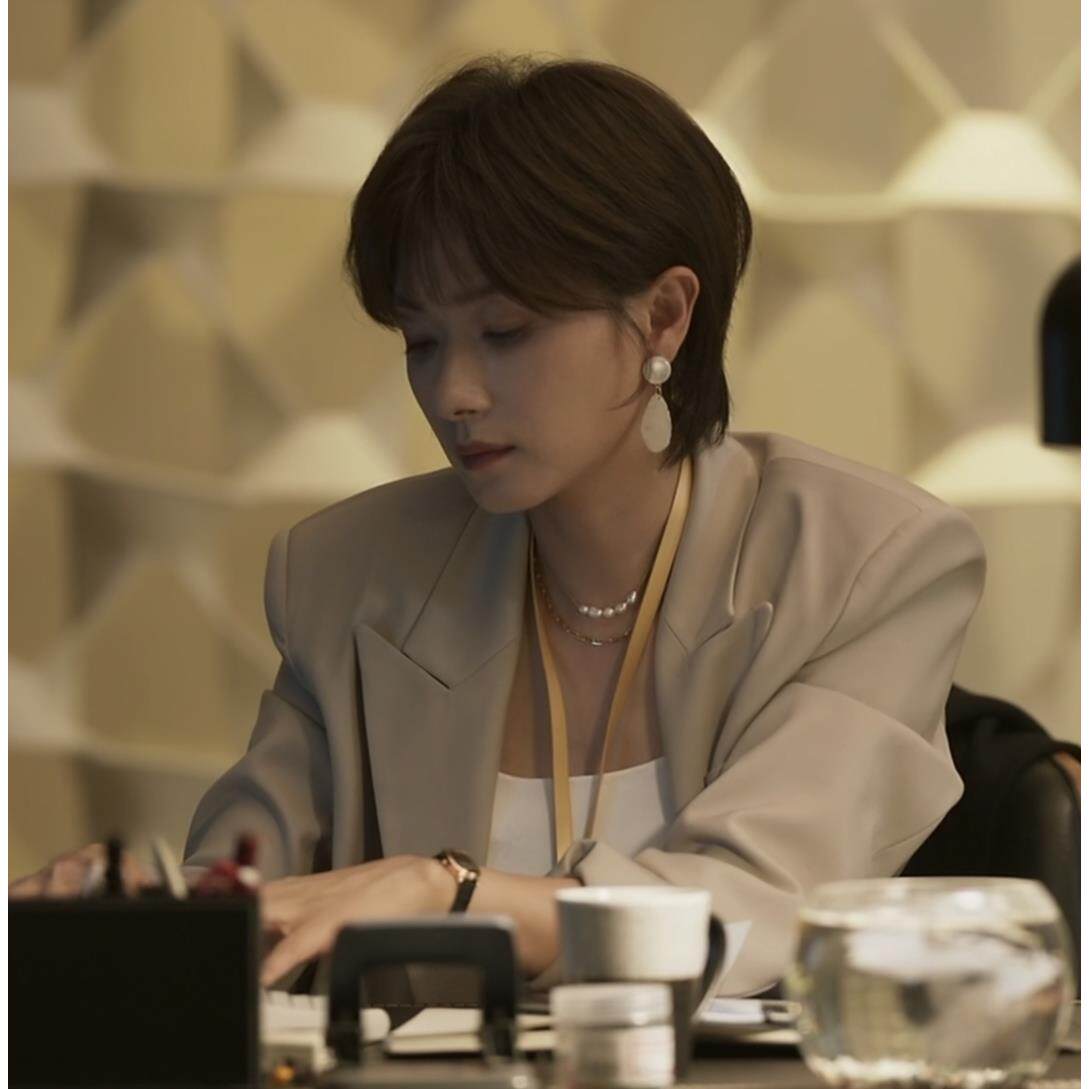 玫瑰的故事万茜同款手表精致复古小众苏更生腕表女士椭圆形石英表