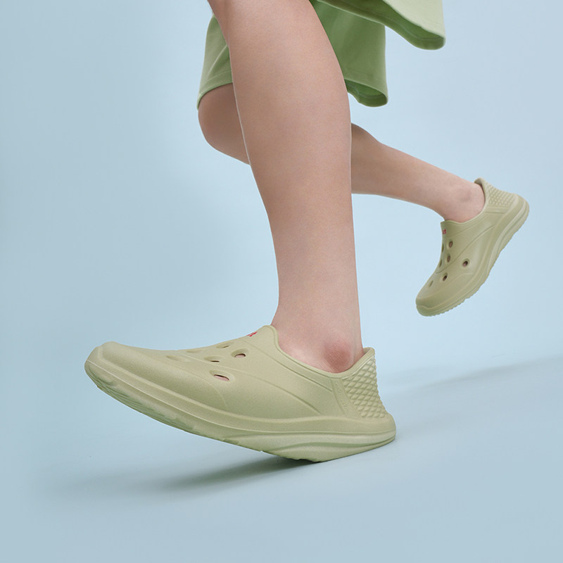 超轻超临界洞洞鞋平底潮款网红透气高弹户外休闲鞋登山通勤防滑鞋