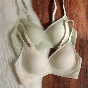 日本牛奶冰丝文胸无痕无钢圈内衣女软支撑聚拢调整型大胸显小薄款